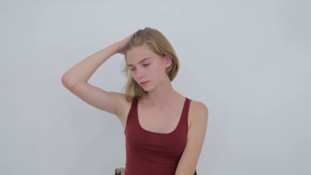 Porträt eines hübschen Teenie-Mädchens ohne Make-up — Stockvideo