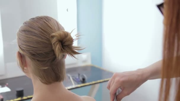 Professional hairdresser, stylist using hair gel — Stock Video