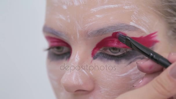 Maquillaje profesional creando arte de maquillaje facial — Vídeos de Stock
