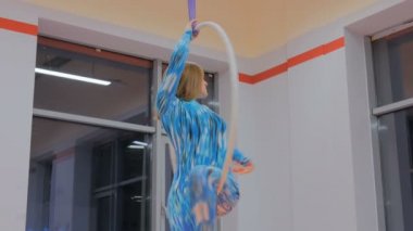 Plastik güzel kız jimnastikçi akrobatik sirk halkası üzerinde