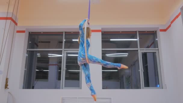Plástico bela menina ginasta no anel de circo acrobático — Vídeo de Stock
