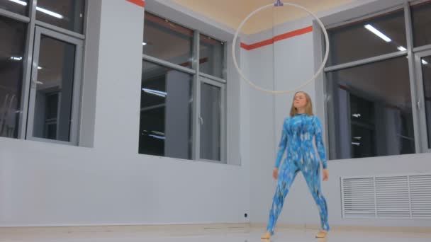 Plast vacker flicka gymnast på akrobatiska cirkus ring — Stockvideo