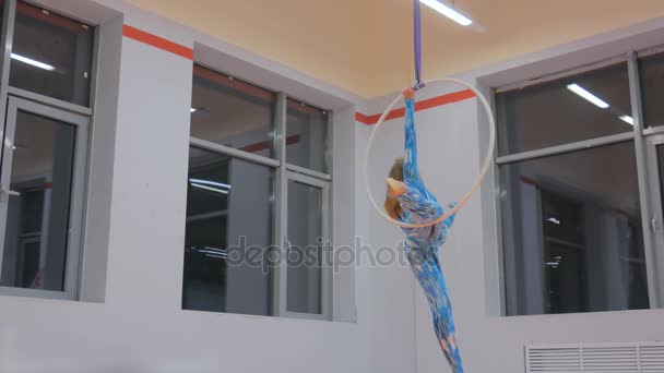 Gimnastyczka z tworzywa sztucznego piękna dziewczyna na pierścieniu akrobacji cyrkowych — Wideo stockowe