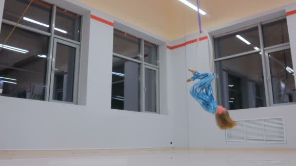 Plastová krásná dívka gymnastka na akrobatické manéž — Stock video