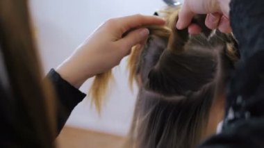Profesyonel kuaför saç modeli için genç kadın güzel yapıyor