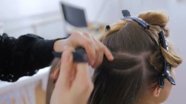 Profesyonel kuaför saç modeli için genç kadın güzel yapıyor