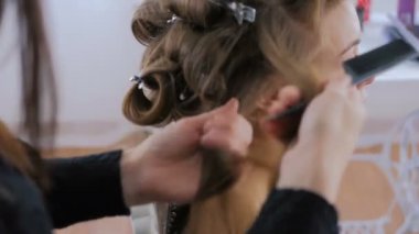 Profesyonel kuaför saç modeli için genç kadın güzel yapıyor