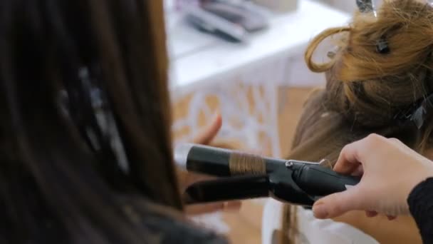 Peluquería profesional haciendo peinado para mujer - haciendo rizos — Vídeos de Stock