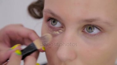 Profesyonel makyöz modeli göz temel krem göz farı astar uygulamak