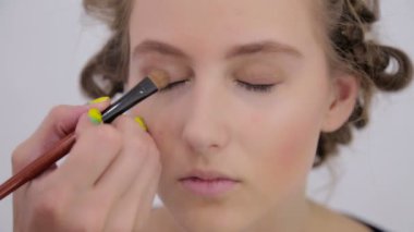 Profesyonel makyöz göz farı kullanıyor.