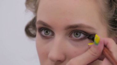 4 çekim. Profesyonel makyöz göz farı uygulamak