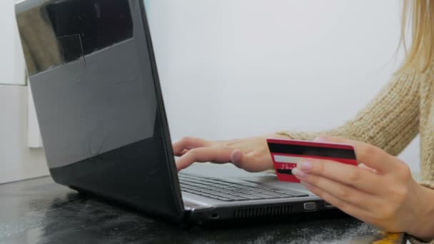 Frau kauft online am Laptop mit Kreditkarte ein — Stockvideo