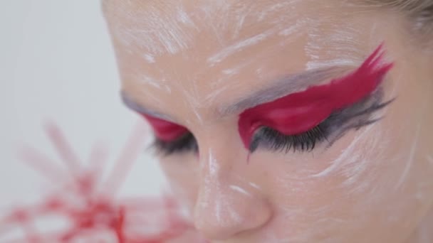 Gros plan sur les yeux des adolescentes avec un maquillage créatif inhabituel — Video