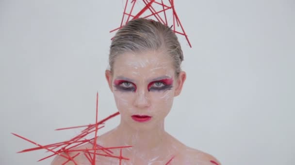Портрет загадочной девушки с креативным макияжем и элегантной прической — стоковое видео