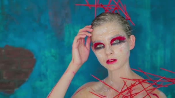 Portret van mysterieuze meisje met creatieve make-up en elegante kapsel — Stockvideo