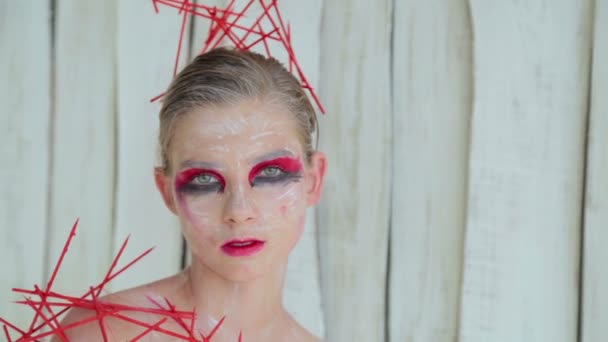 Портрет таємничої дівчини з креативним макіяжем і елегантною зачіскою — стокове відео