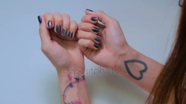 Kadın onun yeni manikür gösterir. Mor çivi