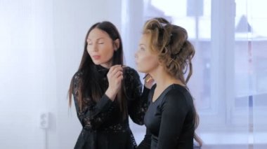 Uygulama modeli tüm göz çevresinde göz kalemi profesyonel makyaj sanatçısı