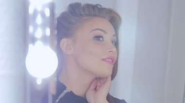 Onu aynada yansıması bakarak zarif saç modeli ile güzel kadın