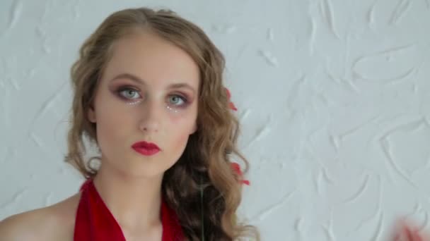 Kreatív smink és elegáns frizura titokzatos lány portréja — Stock videók