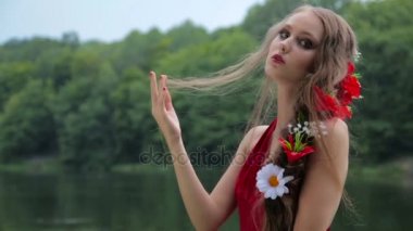 Ağır çekim vurdu. Yaratıcı makyajlı gizemli kız portresi