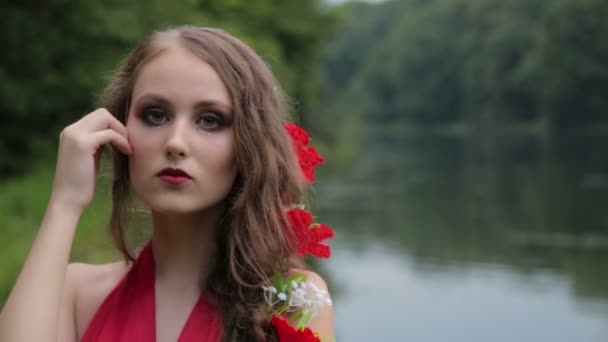 Slow-motion shot. Portret van mysterieuze meisje met creatieve make-up — Stockvideo