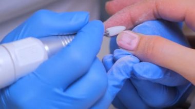 Asıl tırnak cilası kaldırmak için bir elektrik makine kullanır