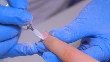 Asıl tırnak cilası kaldırmak için bir elektrik makine kullanır