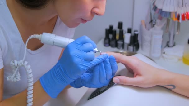 Manicure nagelverzorging in een schoonheidssalon — Stockvideo
