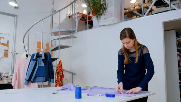 Op maat, design streep op stof op naaien studio — Stockfoto