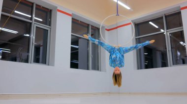 Plastik güzel kız jimnastikçi akrobatik sirk halkası üzerinde