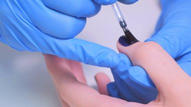 Tırnak tırnak salonu fırça ile boyama