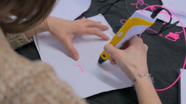 3D baskı kalem kullanan kadın