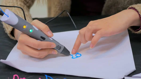 Жінка використовує 3D-друкарську ручку — стокове фото
