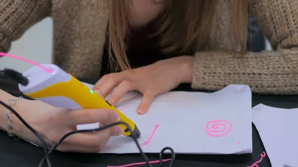 Woman using 3D printing pen — Stock Photo, Image