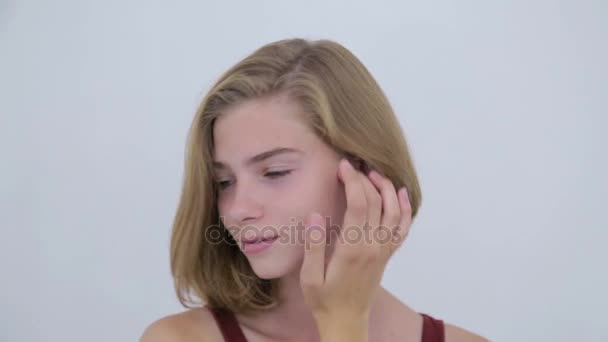 Porträt eines hübschen Teenie-Mädchens ohne Make-up — Stockvideo