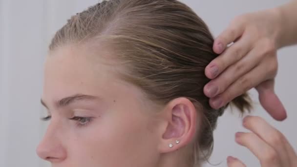 Profesyonel kuaför saç modeli istemci için yapıyor — Stok video