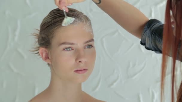 Cinco disparos. Artista de maquillaje profesional haciendo arte facial en habitación blanca — Vídeos de Stock