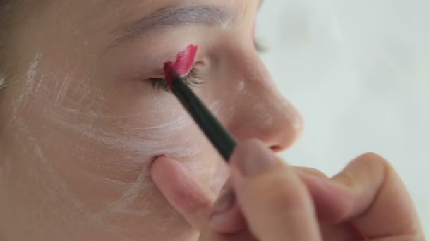 Maquillaje profesional creando arte de maquillaje facial — Vídeos de Stock