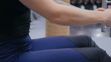 Atış kapatın. Fitness Egzersiz donanımları üzerinde çalışan atletik genç kadın