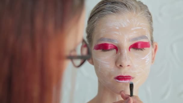 Ajkak festés: professzionális sminkes arc smink művészet — Stock videók