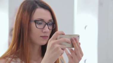 Yaratıcı kadın fotoğraf çekmek için çalışıyor