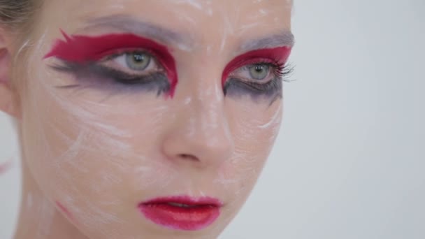 Πορτρέτο του μυστηριώδους κορίτσι με δημιουργικό μακιγιάζ και κομψό χτένισμα — Αρχείο Βίντεο