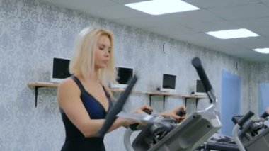 Spor salonunda Step makinedeki çalışma dışarı atletik genç kadın