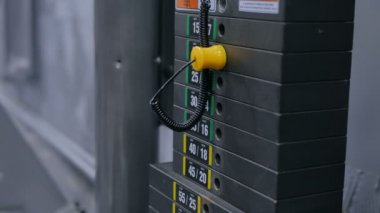 Yakın çekim kadının el ve ağırlık plakaları yığını