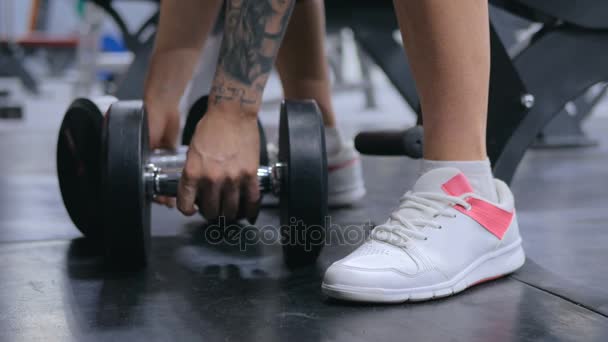 2 Schüsse. athletische junge Frau beim Hantelheben im Fitnessstudio — Stockvideo