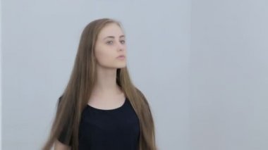 Uzun saçlı güzel, genç ve seksi genç kız