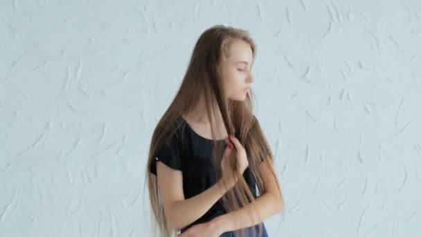 Krásné, mladé a smyslná dospívající dívka s dlouhými vlasy — Stock video