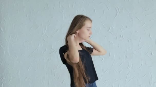 Vacker, ung och sensuell tonåring flicka med långt hår — Stockvideo