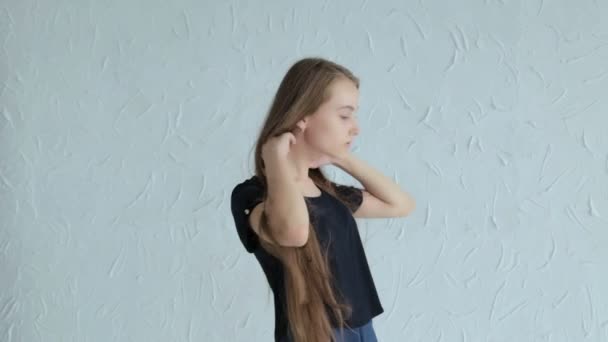 Menina adolescente bonita, jovem e sensual com cabelo longo — Vídeo de Stock